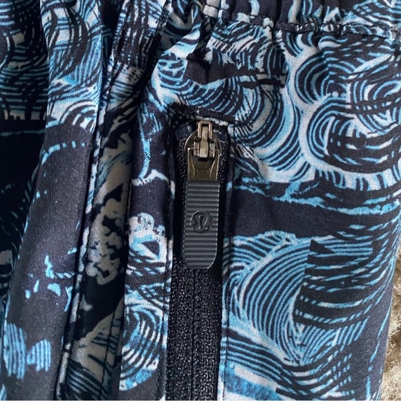 Lululemon Tracker Shorts V 4’ Eternal Wave Starlight Black Size 4 - Picture 4 of 7